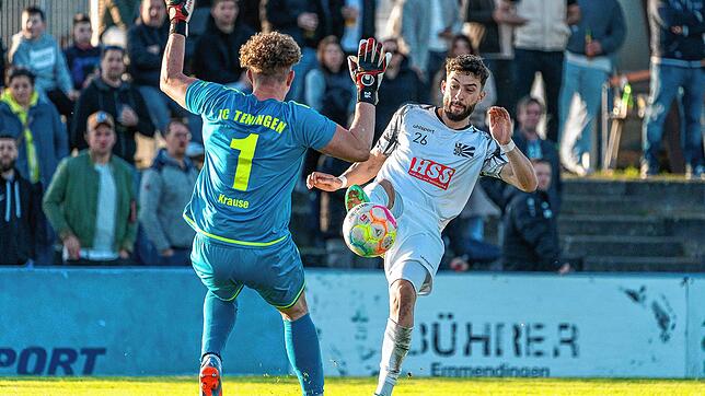 Der FC 08 Villingen setzte sich gestern Abend beim FC Teningen durch und zog so ins Endspiel ein. Das Bild zeigt Mokhtar Boulachab ...