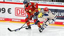 Das Bild zeigt Düsseldorfs Jakub Borzecki (links) im Zweikampf mit Schwenningens Daryl Boyle.