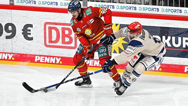 Das Bild zeigt Düsseldorfs Jakub Borzecki (links) im Zweikampf mit Schwenningens Daryl Boyle.