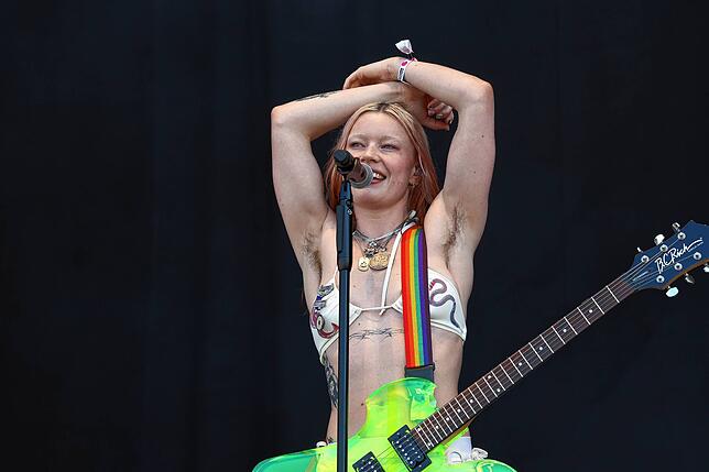 Bild 13: Southside Festival 2025: Der Auftritt von Wet Leg in Bildern