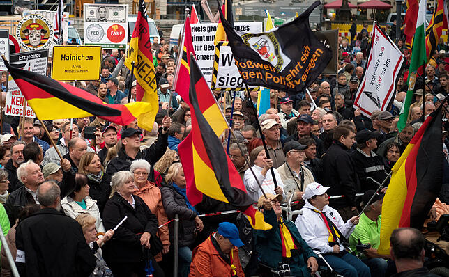Anhänger der Pegida-Bewegung auf dem Neumarkt in Dresden.