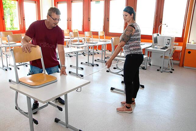 An der Rudolf-Eberle-Schule in Bad Säckingen sind Hausmeister Michael Zehe und Sekretärin Andrea Küßtner dabei, die Vorgaben für die ...