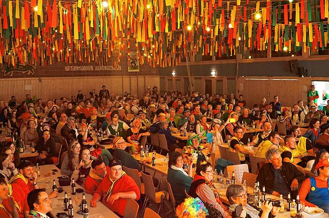 Die gut gefüllte Randenhalle bei der Bunten Palette der Kamelia Tengen.