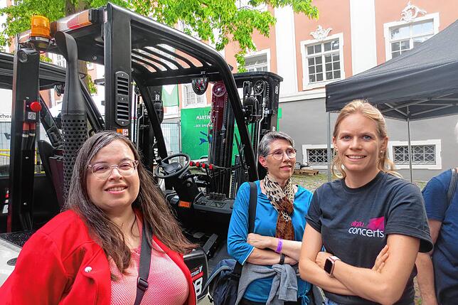 SÜDKURIER-Redakteurin Jenna Santini (links) und Michaela Schneider von Allgäu Concerts (rechts) führten rund 20 Besucher, unter ihnen ...