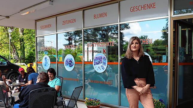 Linda Surdulli freut sich über die Gäste im Kiosk am Krankenhaus. Der Kiosk könnte mit einfachen Mitteln vergrößert werden, um mehr ...