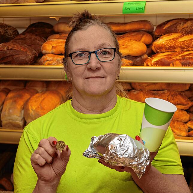 50 Cent Verpackungssteuer plus Mehrwertsteuer für die Alu-Folie um das Fleischkäsebrötchen oder für den Kaffeebecher müssen Kunden ...