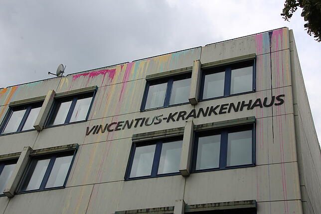 Jetzt kommt Farbe ins Spiel: Seit März steht das alte Vincentius-Gebäude an der Schottenstraße leer. Nun sind die Künstler eingezogen – ...