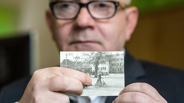 Detlev Zander zeigt ein Foto aus seiner Zeit in einem Kinderheim der Brüdergemeinde Korntal. Er wurde dort über Jahre missbraucht und ...