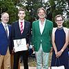 Erbprinz Christian zu Fürstenberg verleiht Goldene Uhren als Abiturpreis an Annika Hommer und Aaron Schwarzwälder. Auch Schulleiter ...