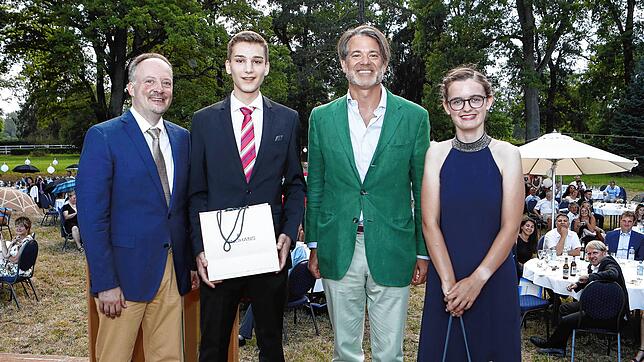 Erbprinz Christian zu Fürstenberg verleiht Goldene Uhren als Abiturpreis an Annika Hommer und Aaron Schwarzwälder. Auch Schulleiter ...
