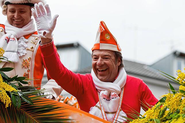 Die Jecken sind immer für Umzugs-Überraschungen gut. Hier fährt Schlagersänger Patrick Lindner beim Rosenmontagszug 2014 in Köln ...