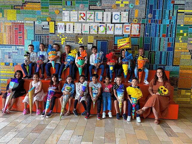 Die Klasse 1d der Schillerschule Singen mit ihrer Klassenlehrerin Ornina Khmis bei ihrer Einschulungsfeier.