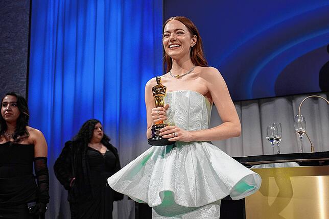 Emma Stone mit dem Preis für die beste Leistung einer Schauspielerin in einer Hauptrolle für den Film „Poor Things“ lächelt ...