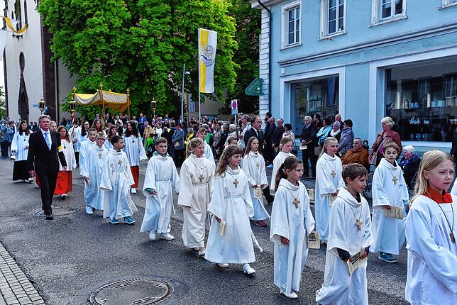 Bild 16: Hüfinger feiern ihr Fronleichnamsfest auch mit stark verkürzten Blumenteppichen