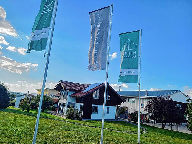 Die Ausstellungsräume von Holzhaus Bonndorf mit der Produktionshalle im Hintergrund. Holzhäuser gibt es von der Stange oder individuell ...