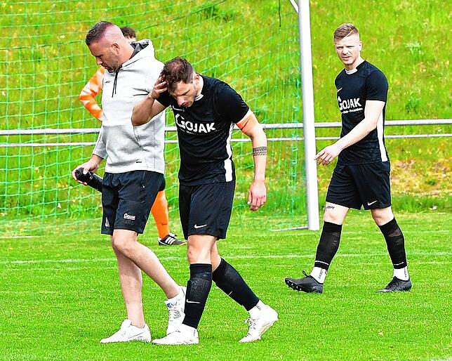 Brummschädel: Nach einem Zusammenprall nahm Trainer Urs Keser von der SG FC Wehr/Brennet seinen Kapitän Fabian Schmidt beim 0:1 beim SV ...