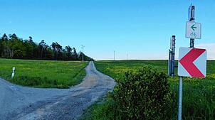 Im Gegensatz zum geplanten Radweg auf der alten Straße von Berau nach Brenden findet sich der Verbindungsweg von Riedern am Wald nach ...
