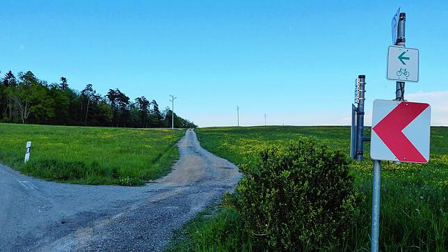 Im Gegensatz zum geplanten Radweg auf der alten Straße von Berau nach Brenden findet sich der Verbindungsweg von Riedern am Wald nach ...