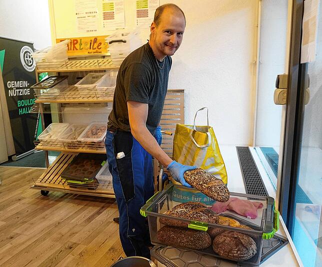 Bei der Arbeit: Foodsaver David Leber füllt das Fairteiler-Regal im Hotzenblock mit gespendeten Backwaren.