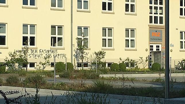 Unbekannte hatten am Mittwochmorgen die Hauswand des RIZ beschmiert.