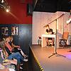 Elias Raatz (rechts) moderiert den ersten Poetry Slam in der Stadthalle Waldshut. Hier ist er bei einer ähnlichen Veranstaltung in ...