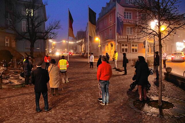 Mittwoch, 25. November: Etwas weniger als 20 Menschen sind am Mittwochabend vor dem Rathaus. Unter anderem singen sie die deutsche ...