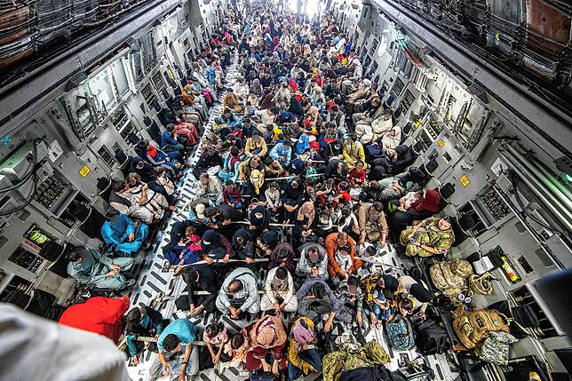 Afghanistan, Kabul: Das vom britischen Verteidigungsministerium herausgegebene Foto zeigt einen Flug mit 265 Personen, die von ...