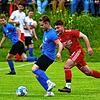 Führungstreffer: Julian Bächle (links, im Laufduell mit Timo Krumm) traf schon nach neun Minuten für die SG Mettingen/Krenkingen beim ...