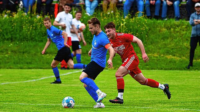 Führungstreffer: Julian Bächle (links, im Laufduell mit Timo Krumm) traf schon nach neun Minuten für die SG Mettingen/Krenkingen beim ...