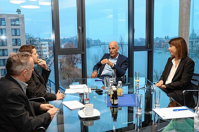 Treffen im IHK-Hauptgebäude am Konstanzer Seerhein: Jörg-Peter Rau, Mitglied der SÜDKURIER-Chefredaktion und Konstanzer Lokal-Chef und ...