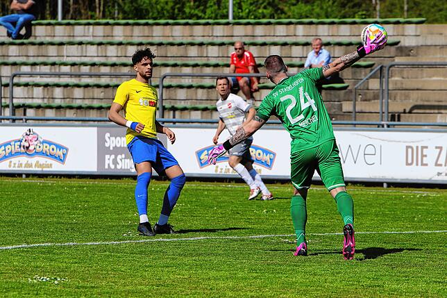 Bild 2: Die besten Bilder aus dem Verbandsliga-Abstiegsduell zwischen dem FC Singen und dem SV Stadelhofen
