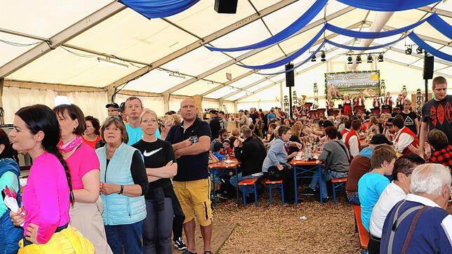 Schlange stehen an der Kasse ist bei den Pfingstwandertagen in Bachheim angesagt. Doch dafür locken gute Küche, Musik und Vergnügen. ...