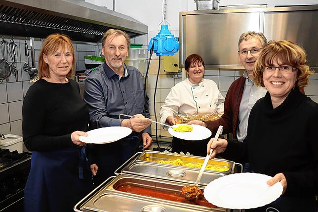 Ute Seifried (rechts) im Februar 2023 beim Kochen für die Singener Tafel mit einem Teil des Rathausteams: (von links) Regine Achatz, ...