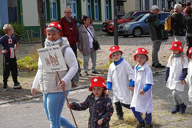 Bild 27: Erntedankfestumzug in Görwihl: Danke! Für die gute Ernte und für das schöne Wetter