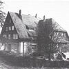 Das &bdquo;Neue Schulhaus&ldquo; in der Landstraßenkurve beherbergte bis 1970 die Volksschule Niederhof (Bild links). Das Gebäude musste ...