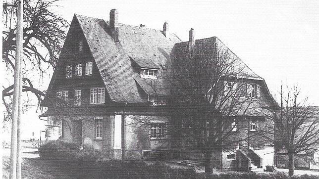 Das &bdquo;Neue Schulhaus&ldquo; in der Landstraßenkurve beherbergte bis 1970 die Volksschule Niederhof (Bild links). Das Gebäude musste ...