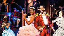 Szene aus dem Musical &bdquo;Tommy Tailor&ldquo; mit Isata Kamara als Fee und Michael Gugel als Zauberer.