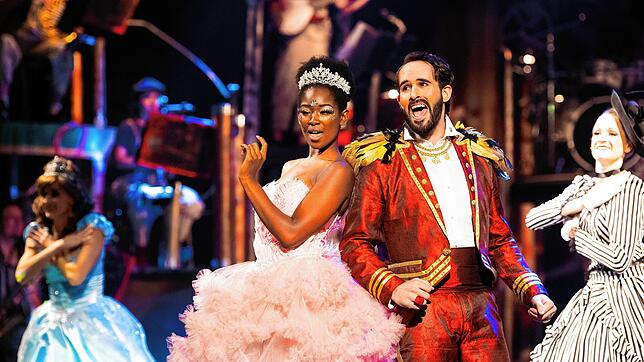 Szene aus dem Musical &bdquo;Tommy Tailor&ldquo; mit Isata Kamara als Fee und Michael Gugel als Zauberer.