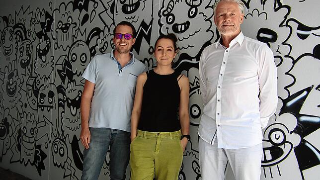 Freuen sich über die neu gestaltete Unterführung an der Kläranlage (von links): Ferdi Cihan (Leiter der Technischen Betriebe ...