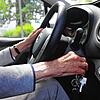 Eine Seniorin dreht den Schlüssel in der Zündung: Viele Ältere sitzen im hohen Alter noch am Steuer. Ihnen fällt es schwer, den ...