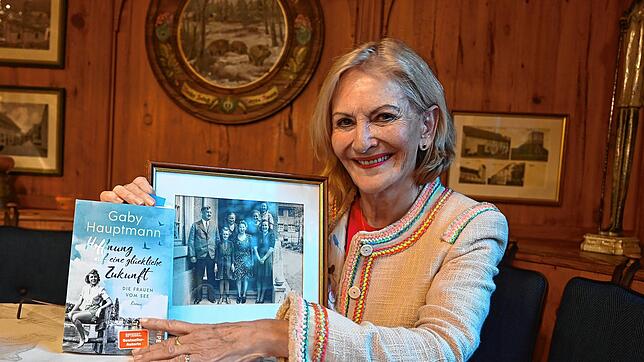 Hat die Geschichte der Hirschen-Wirte am Bodensee aufgeschrieben: die Allensbacher Autorin Gaby Hauptmann, hier im Gasthaus in Horn.