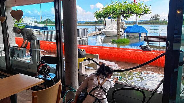 Das Seecafé Gottlieben kämpft gegen die Wassermassen, die sich trotz Barrieren ihren Weg bahnen.