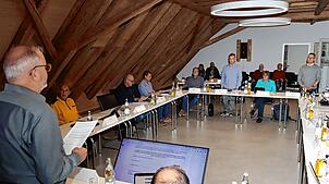 Bürgermeister Rudolf Fluck (links) verpflichtet in einer Sitzung des Gemeinderates von Mönchweiler Nils Walschburger (stehend von links) ...