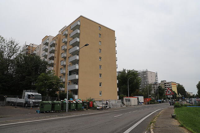 Die beiden Vonovia-Gebäude in der Schwaketenstraße, die derzeit saniert werden. Beim dem Haus auf der linken Seite mit den Nummern 104 ...