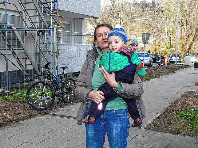 Ilona Scholz mit ihrem kleinen Sohn. Sie ist der Meinung, dass die anstrengende Sanierungszeit ein Training bot für die jetzige ...