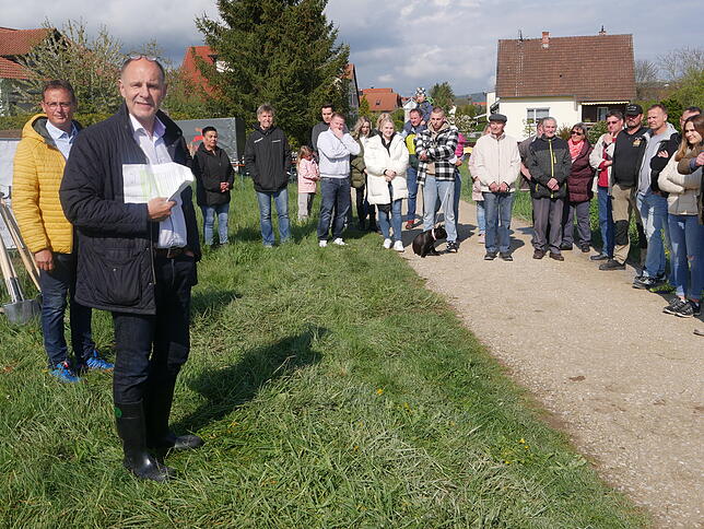 Dem offiziellen Spatenstich wohnten gleich mehrere Beurener bei. Für den Stadtteil ist es eines der größten Bauvorhaben der jüngsten ...