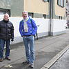 Uwe Brügmann (links) von der Initiative Stolpersteine und Stadtrat Peter Müller-Neff (FGL) vor dem Haus mit der früheren Wohnung Josef ...