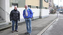 Uwe Brügmann (links) von der Initiative Stolpersteine und Stadtrat Peter Müller-Neff (FGL) vor dem Haus mit der früheren Wohnung Josef ...