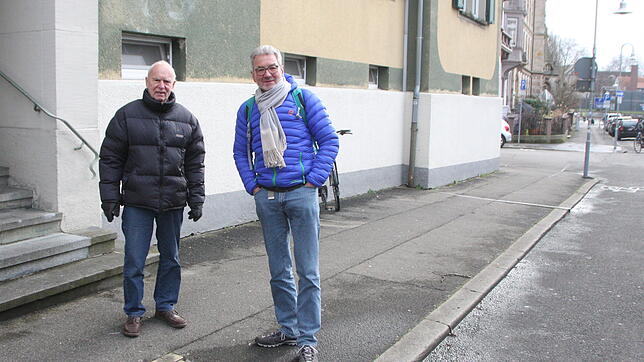 Uwe Brügmann (links) von der Initiative Stolpersteine und Stadtrat Peter Müller-Neff (FGL) vor dem Haus mit der früheren Wohnung Josef ...