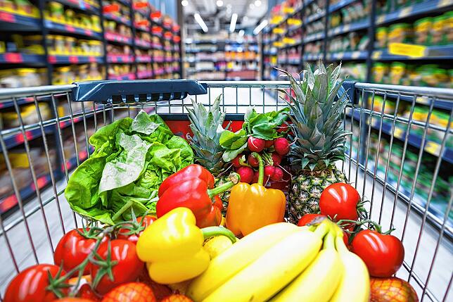 Ein Einkaufswagen mit Obst und Gemüse – der Inbegriff für gesunde Ernährung.